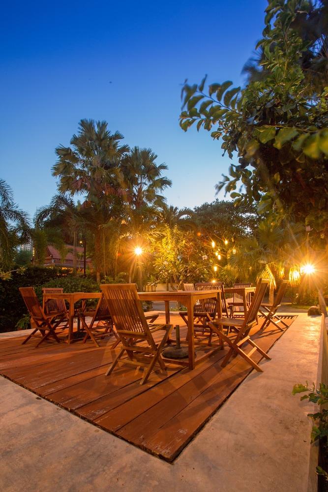 Inrawadee Resort Jomtien Beach Exterior photo