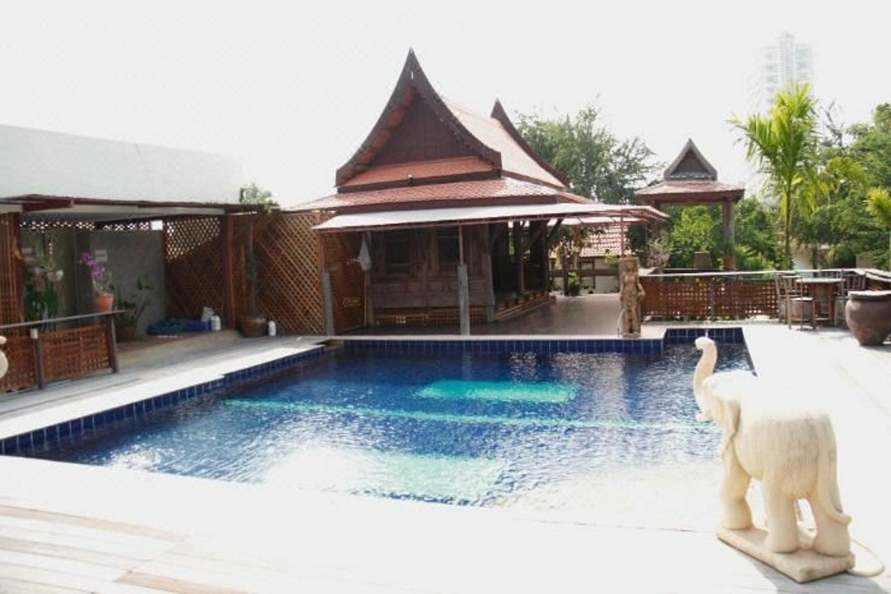 Inrawadee Resort Jomtien Beach Exterior photo